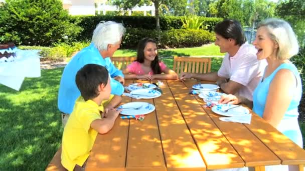 Abuelos en el almuerzo de cumpleaños de las nietas — Vídeo de stock