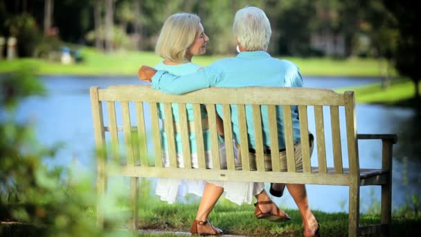Äldre par njuter pension utomhus — Stockvideo