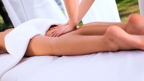 Massaggiatrice utilizzando oli per la terapia di massaggio — Video Stock