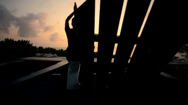 Feminino praticando Yoga com vista para o oceano — Vídeo de Stock