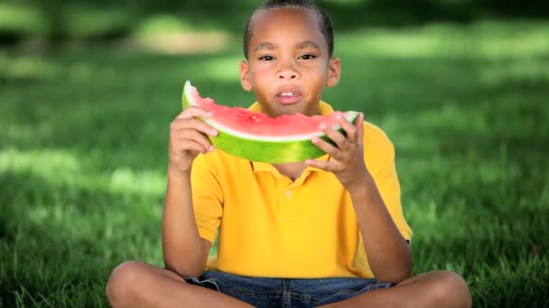Etnische jongen eten gezond water meloen — Stockvideo
