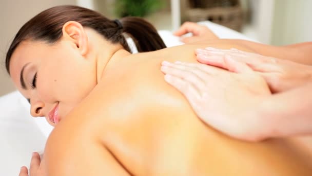 Menina bonita recebendo terapia de massagem corporal — Vídeo de Stock