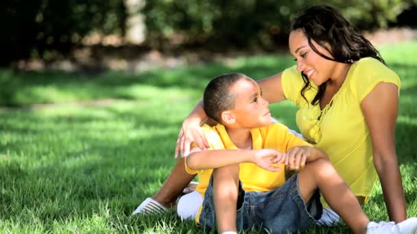 Jovem étnica mãe & filho sentado ao ar livre — Vídeo de Stock