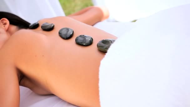 Chica asiática relajante con masaje de piedra caliente — Vídeo de stock