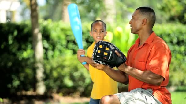 Etnische vader & zoon beoefenen van honkbal — Stockvideo