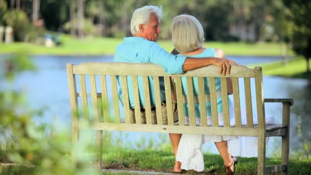 Starsza para korzystających zdrowy zewnątrz życia — Wideo stockowe