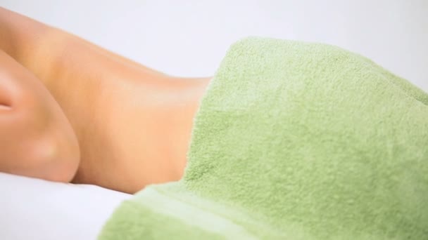 Kuuroord client ontspannen na lichaam massagetherapie — Stockvideo