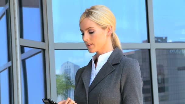 Business Executive femminile con smartphone in primo piano — Video Stock