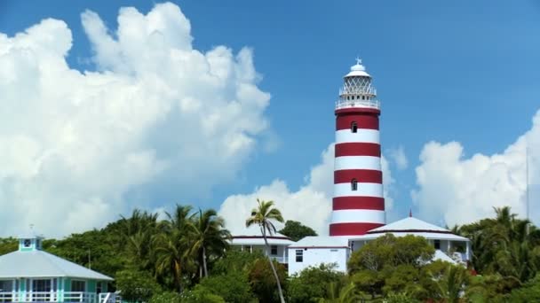 Leuchtturm auf einer tropischen Ferieninsel — Stockvideo