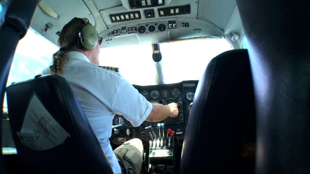 Piloto de Aeronaves Ligeiras em Controles — Vídeo de Stock