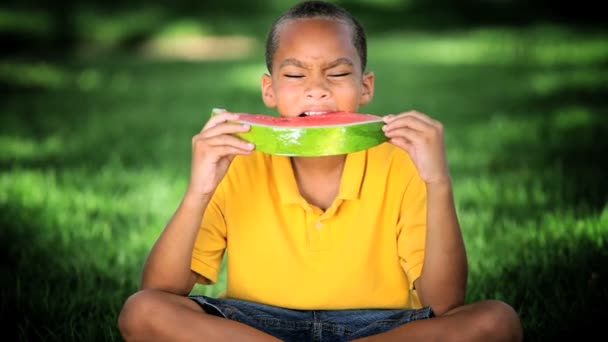 Niño afroamericano comiendo sandía — Vídeo de stock