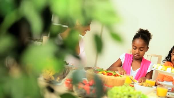 Afrikanska amerikanska familjen äta en hälsosam lunch tillsammans — Stockvideo