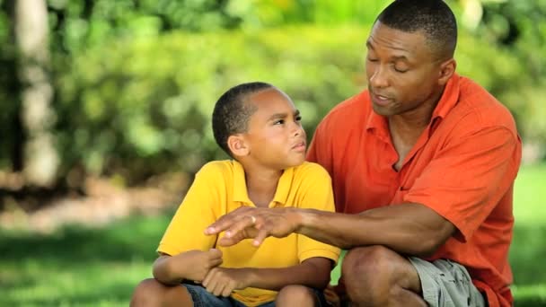 Etnické otec & syn čas spolu — Stock video