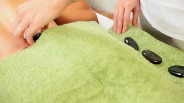 女性 spa 客户端收到热石疗法 — 图库视频影像