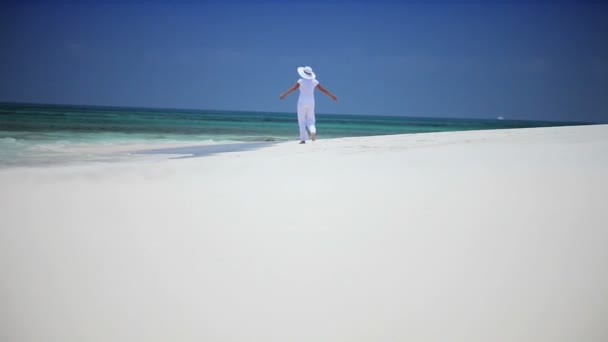 Tropikal beyaz kum plajı üzerinde yürüyen kadın — Stok video