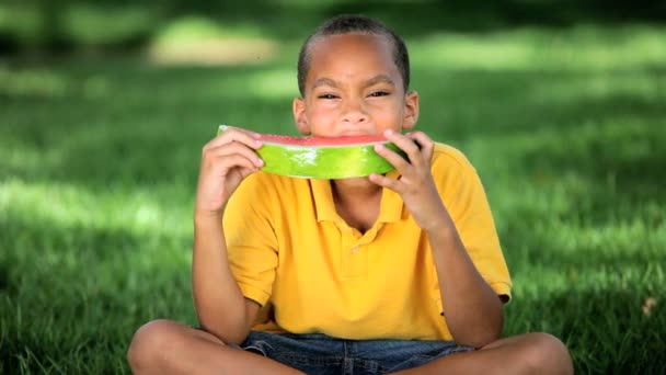 Etnische jongen eten gezond water meloen — Stockvideo