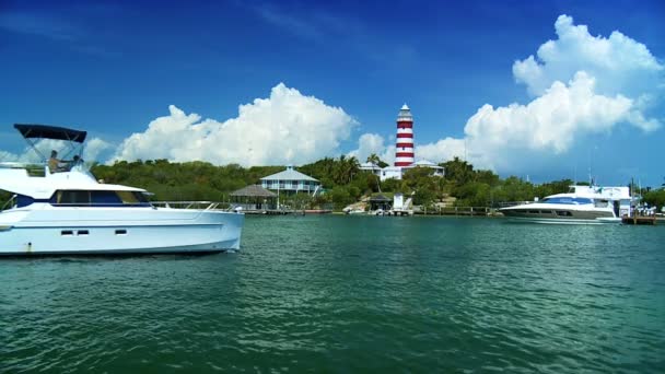 Leuchtturm der tropischen Insel mit vorbeifahrendem Boot — Stockvideo