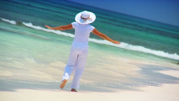Caminhada Feminina na Praia de Areia Branca Tropical — Vídeo de Stock