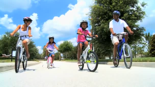 Jonge etnische familie samen fietsen — Stockvideo