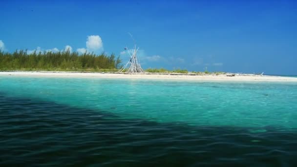 Tondan Aqua tropikal lagoon içinde — Stok video