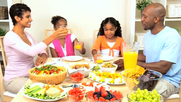 Молодая этническая семья разделяет здоровый обед — стоковое видео