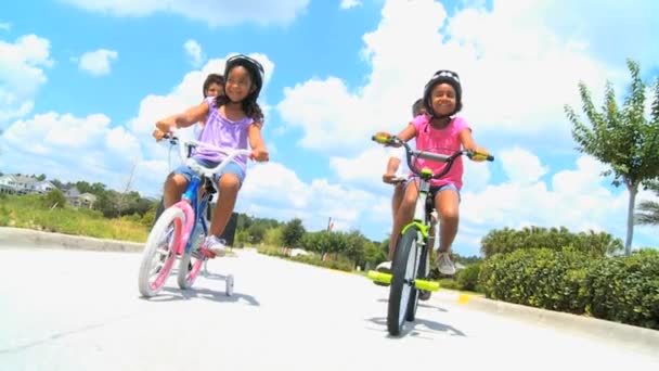 Familia étnica sana montar en bicicleta juntos — Vídeos de Stock
