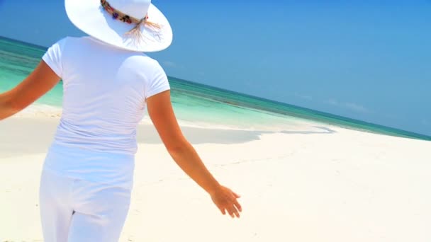 Женщина в белом на тропическом пляже — стоковое видео