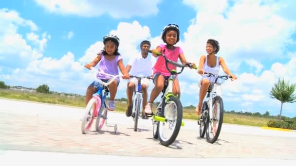 Familia afroamericana sana Ciclismo juntos — Vídeos de Stock