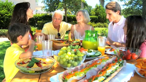 Familiengenerationen teilen gesundes Mittagessen — Stockvideo