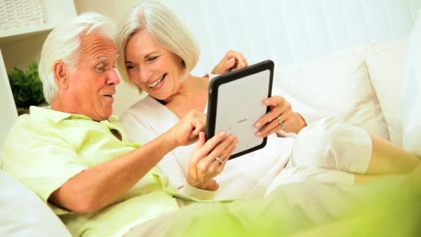 Nyugdíjas pár vezeték nélküli tabletta technológiával — Stock videók