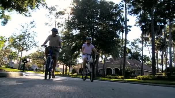 Couple aîné faisant de l'exercice en plein air à vélo — Video