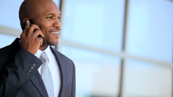 Ejecutivo afroamericano usando un teléfono inteligente al aire libre — Vídeo de stock