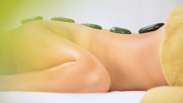 Menina Caucasiana Relaxante com Terapia Hot Stone Spa — Vídeo de Stock