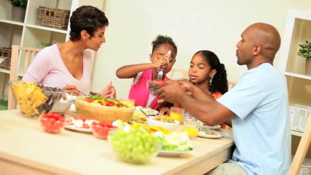 Junge ethnische Familie teilt gesundes Mittagessen — Stockvideo