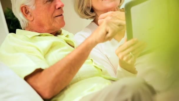 Älteres Paar mit einem drahtlosen Tablet — Stockvideo