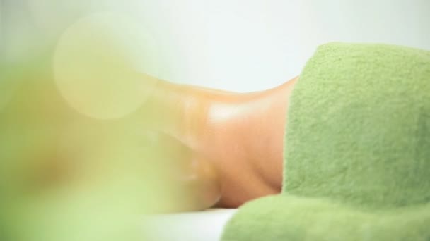 Afro-Amerikaanse vrouw ontspannen na massagetherapie — Stockvideo