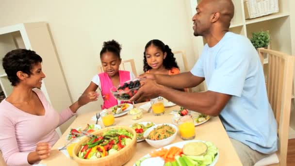 Familia étnica comiendo sano almuerzo bajo en grasa — Vídeo de stock