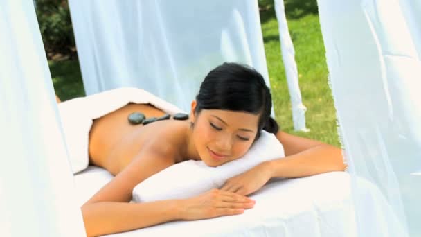 Femmina Spa cliente ricevendo Hot Stone Therapy — Video Stock