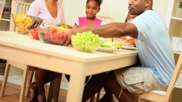 Familia afroamericana disfrutando de un almuerzo saludable juntos — Vídeo de stock