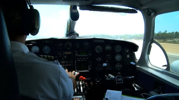 Пилот в кабине легкого самолета — стоковое видео