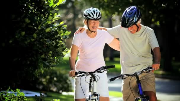 Pensioen fietsen uitoefening door gezonde senior koppel — Stockvideo
