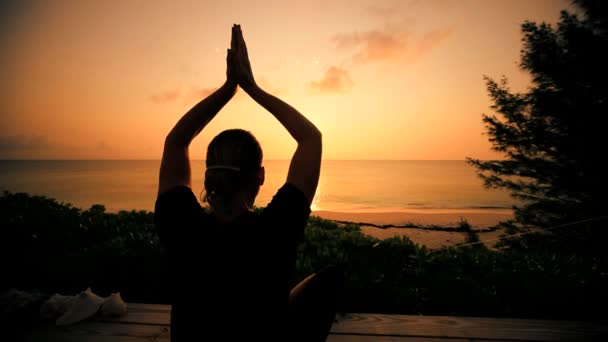 Yoga på sunrise på lyxiga ö — Stockvideo