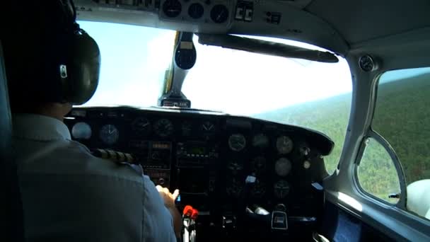 飞行员在驾驶舱的轻型飞机 — 图库视频影像