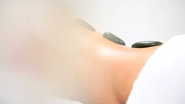 Donna Etnica Spa Cliente Relax con Hot Stone Therapy — Video Stock