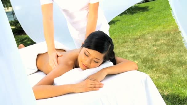 Hermosa chica asiática relajante con masaje superior del cuerpo — Vídeo de stock