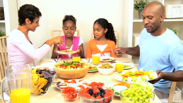 Familia afroamericana Alimentación saludable — Vídeos de Stock