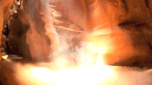 Luz de superficie que brilla en los cañones subterráneos de roca — Vídeo de stock