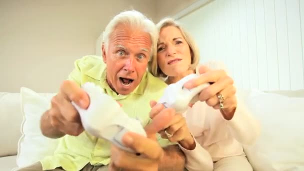 Seniorenpaar spielt elektronische Spiele — Stockvideo