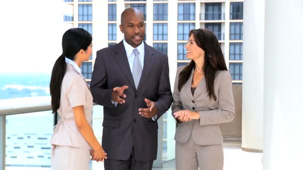 Fiatal több etnikai Business Team Modern irodaház — Stock videók
