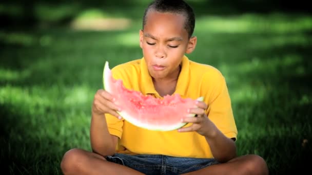 Junger ethnischer Junge isst gesunde Wassermelone — Stockvideo